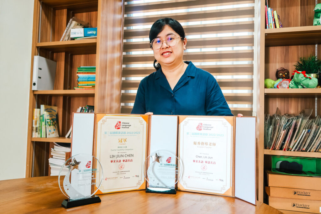 Ms Chen Lih Jiun holding trophies
